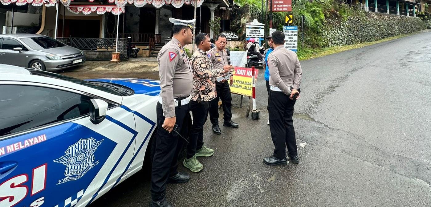 Personel Satlantas Polres Karanganyar mengecek kondisi jalur wisata untuk menyambut libur Nataru. (Rudi Hartono/Radar Solo)