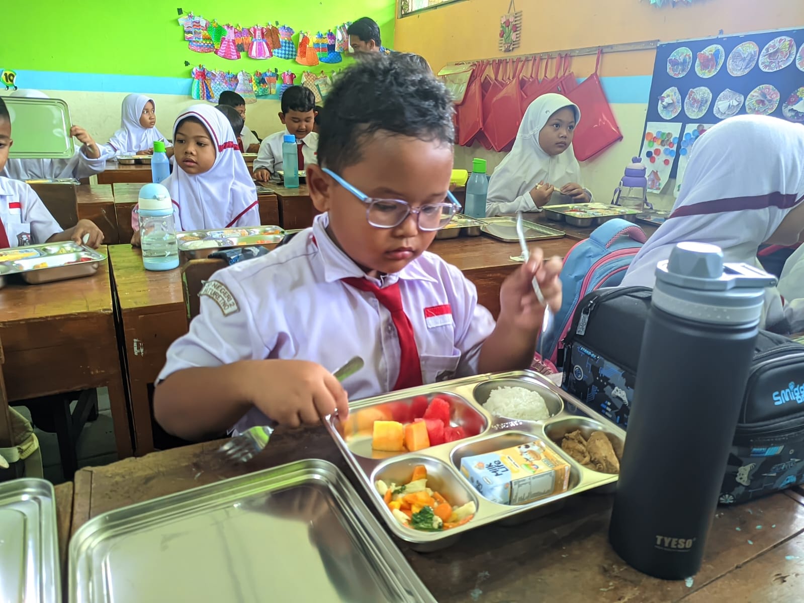 Murid SD di Wonogiri menerima menu MBG.
