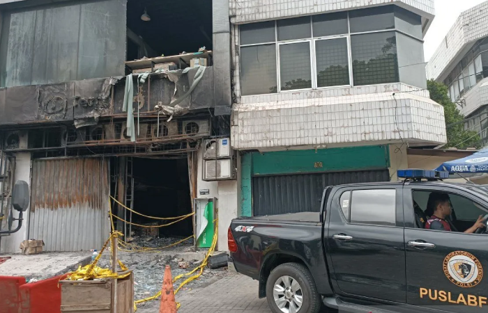 Petugas Puslabfor  saat olah TKP Ruko Terra Drone yang terbakar di Jakarta, Kamis (11/12/2025).