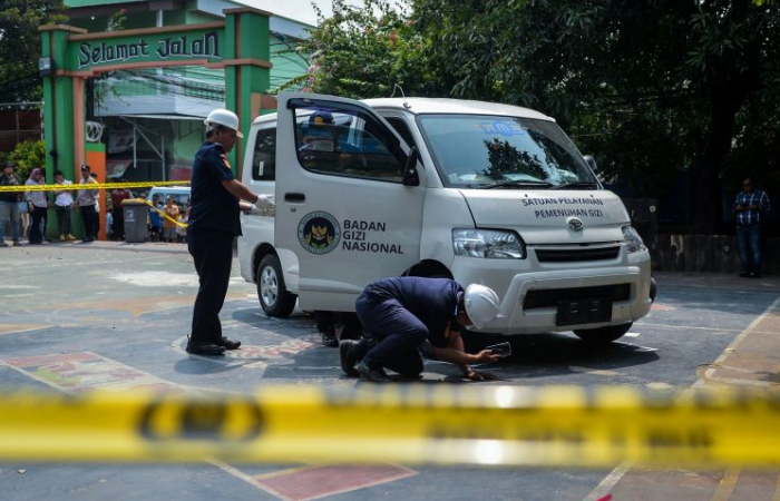 Petugas Dinas Perhubungan memeriksa mobil pengangkut menu MBG yang menabrak siswa dan guru di SDN Kalibaru 01, Cilincing, Jakarta Utara, Kamis (11/12/2025).