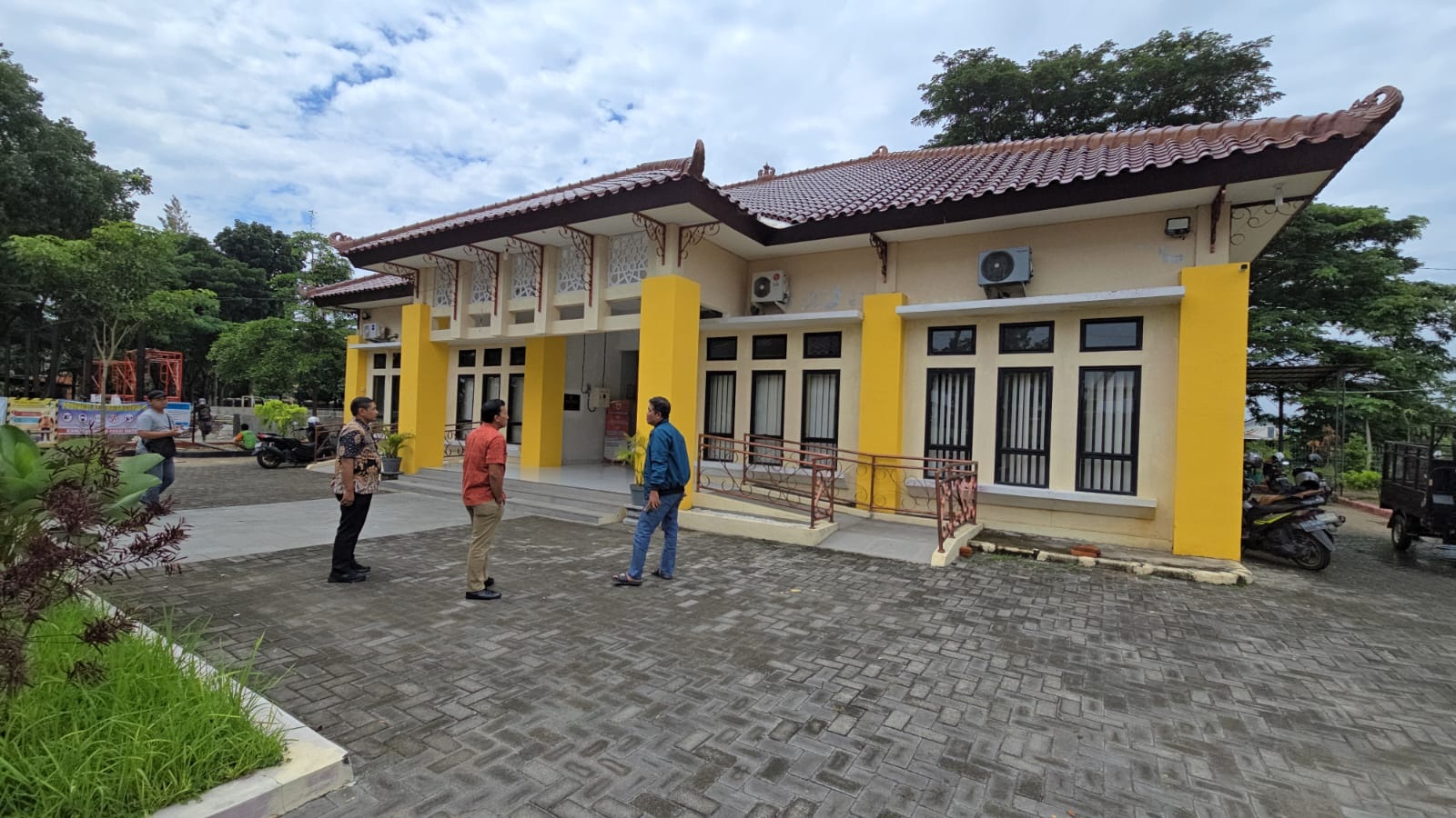 Kantor Kelurahan Kroyo, Kecamatan Sragen yang menuai sorotan setelah warna catnya berganti dari merah ke kuning, Kamis (11/12/2025). (Ahmad Khairudin/Radar Solo)