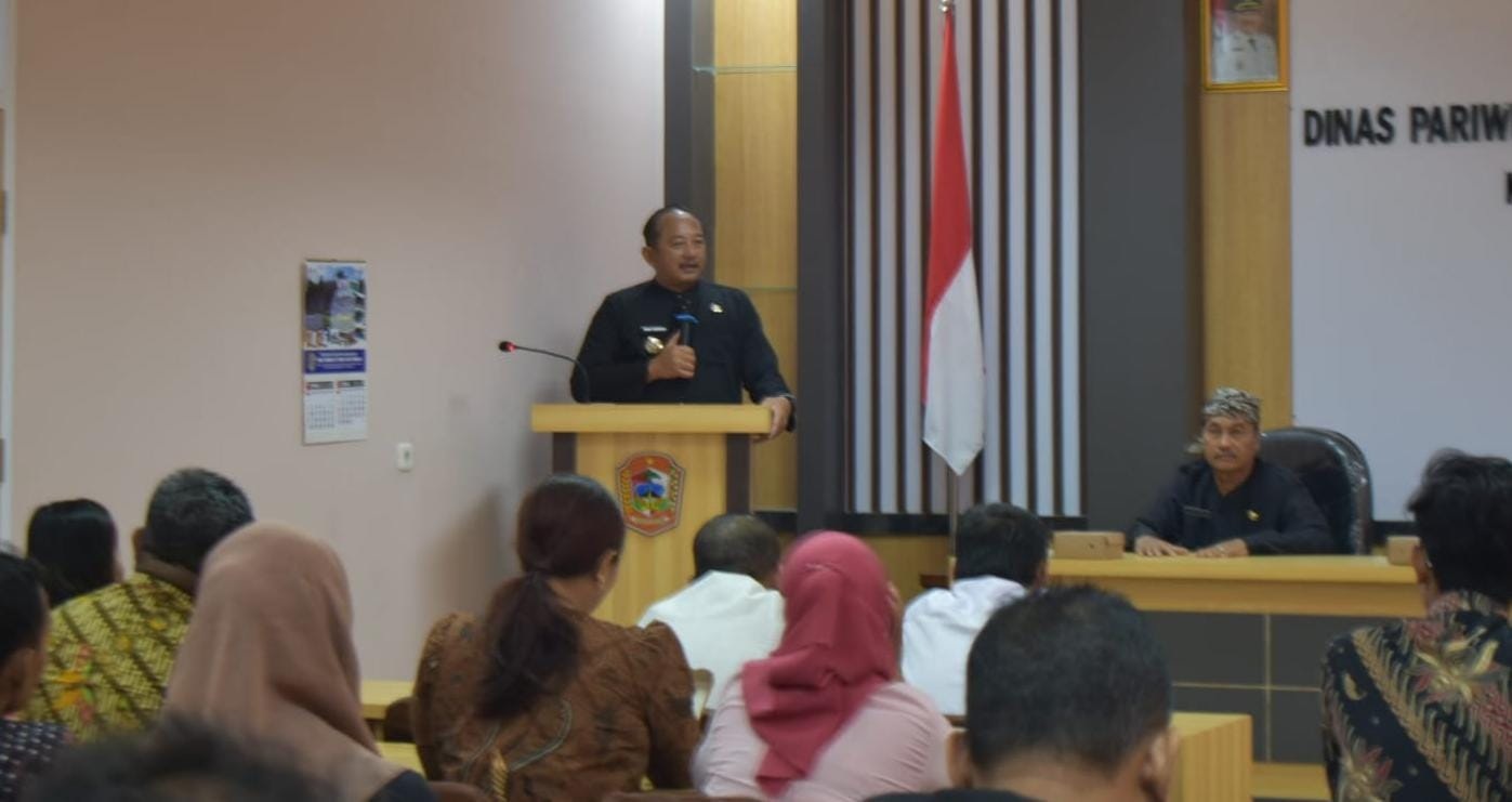 Bupati Karanganyar Rober Christanto saat sosialisasi hibah, Kamis (11/12/2025). (Rudi Hartono/Radar Solo)