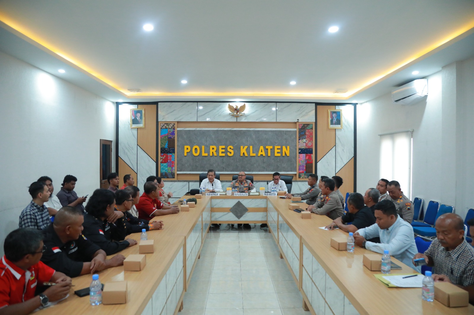 Polres Klaten lakukan koordinasi dan silaturahmi bersama pengurus gereja se-Kabupaten Klaten jelang pengamanan Natal 2025 dan Tahun Baru 2026. (Angga Purenda/Radar Solo)