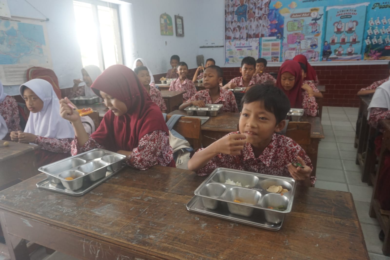 Siswa SD di Klaten menikmati menu makan bergizi gratis (MBG). (Angga Purenda/Radar Solo)