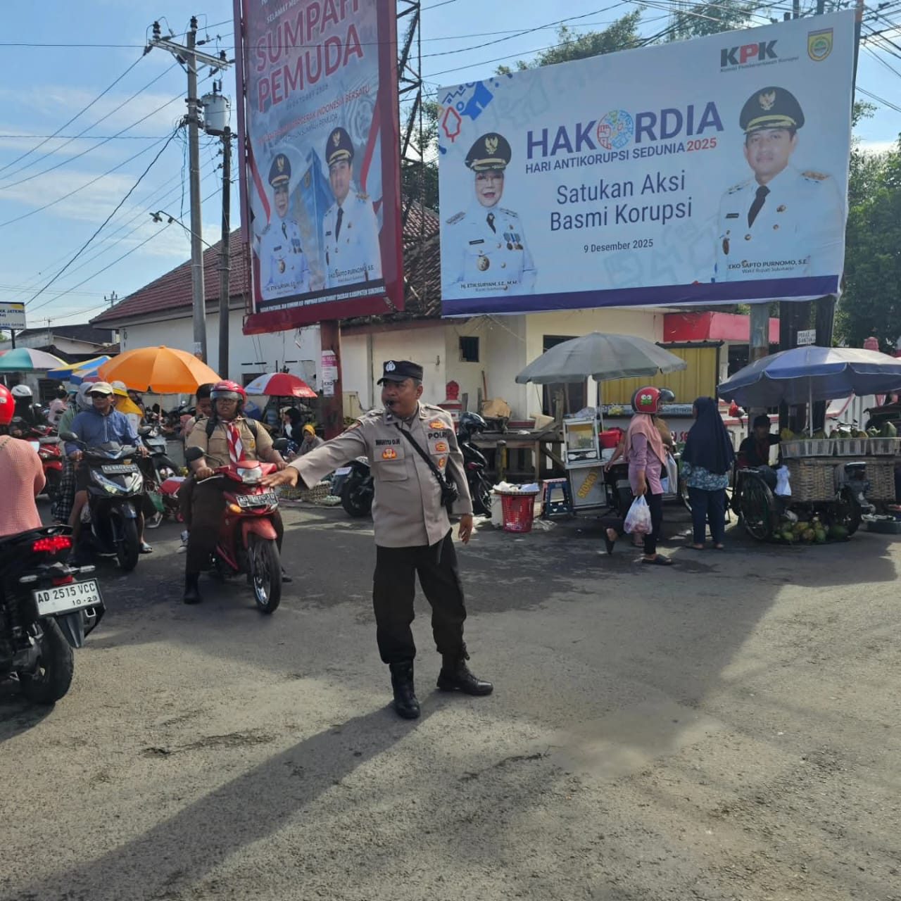 Ilustrasi anggota Polsek Gatak atur lalu lintas di simpang 4 Kecamatan Gatak, jalan Solo-Wonosari.