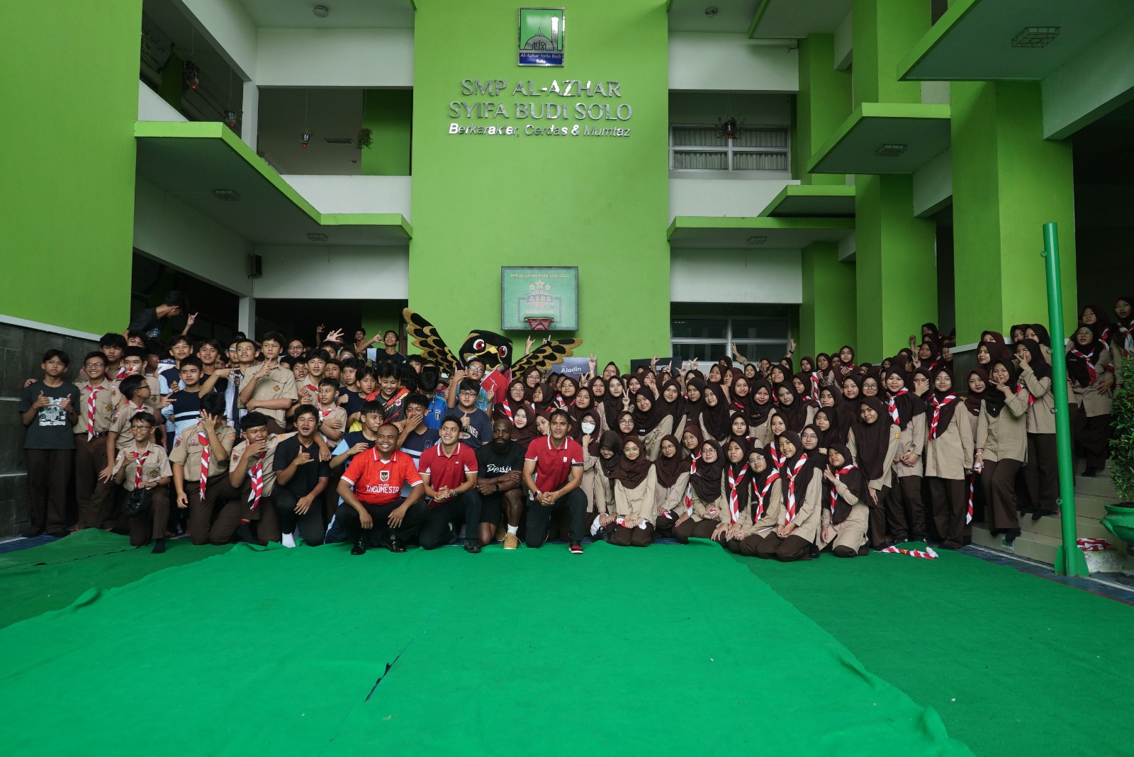 Para pemain Persis Solo saat mampir ke SMP Al-Azhar Syifa Budi Solo dalam event Persis Solo Goes To School.