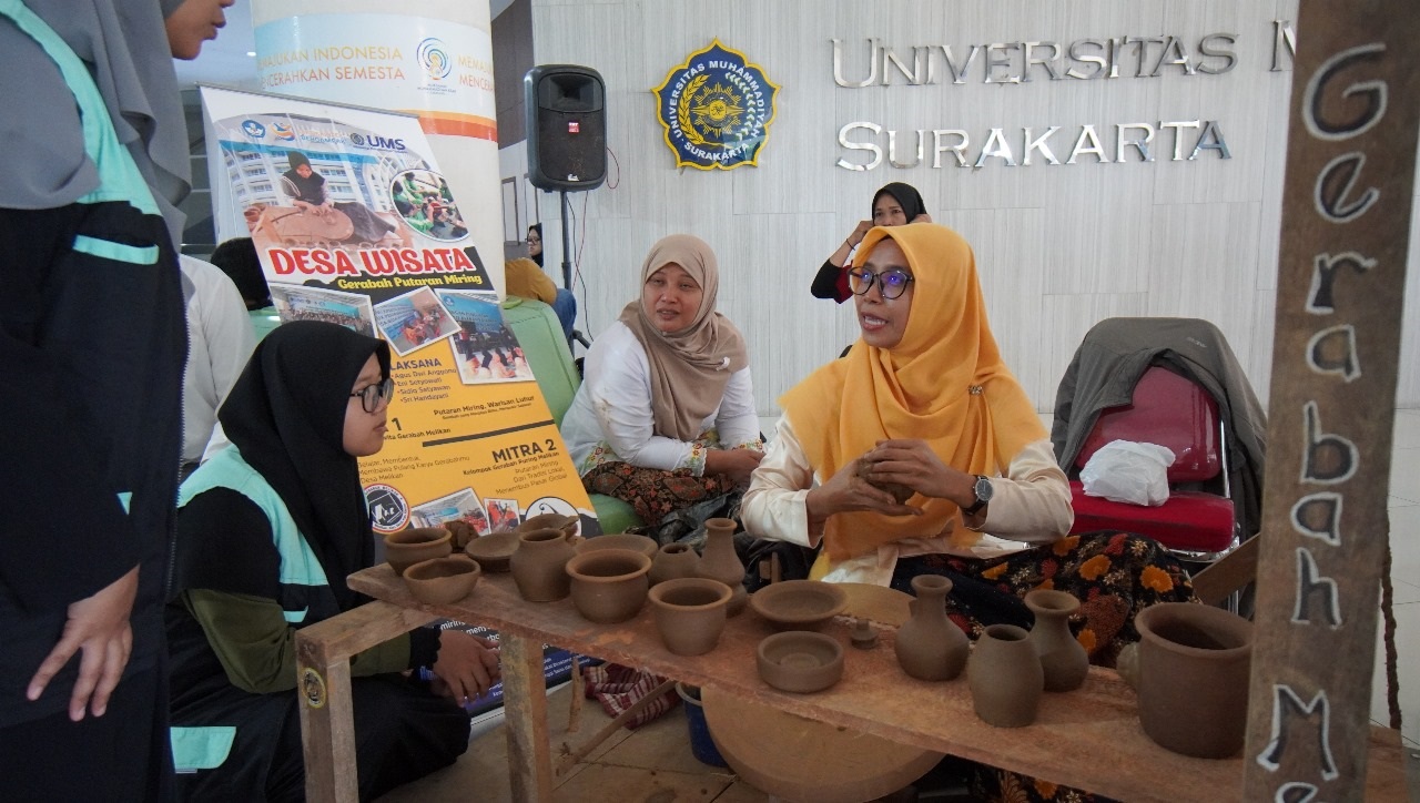 Pameran ISETH Exhibition yang digelar di di lantai 2 Gedung Induk Siti Walidah UMS, Rabu (10/12).