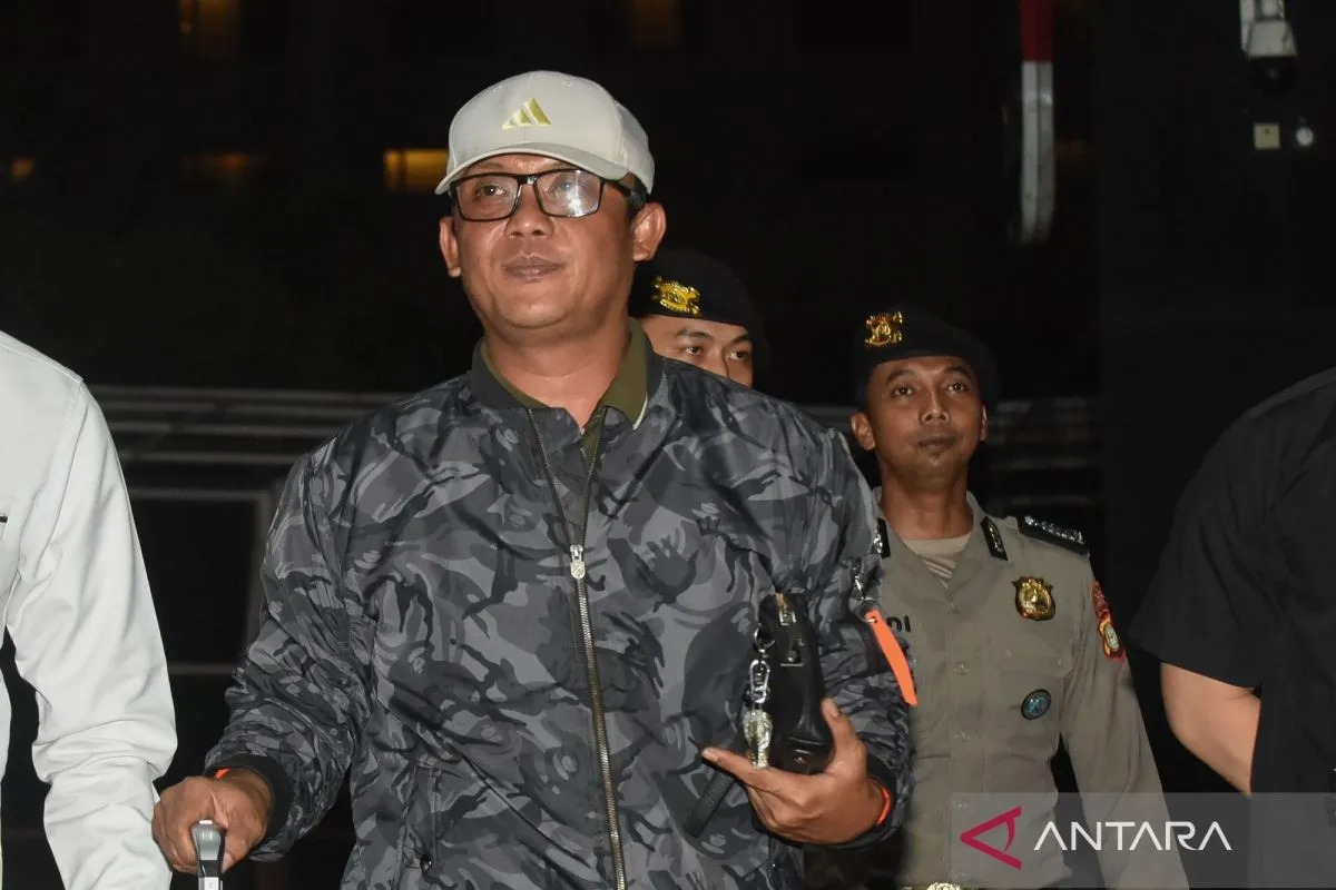 Bupati Lampung Tengah Ardito Wijaya dikawal petugas saat tiba di Gedung Merah Putih KPK, Jakarta, Rabu (10/12/2025) malam.