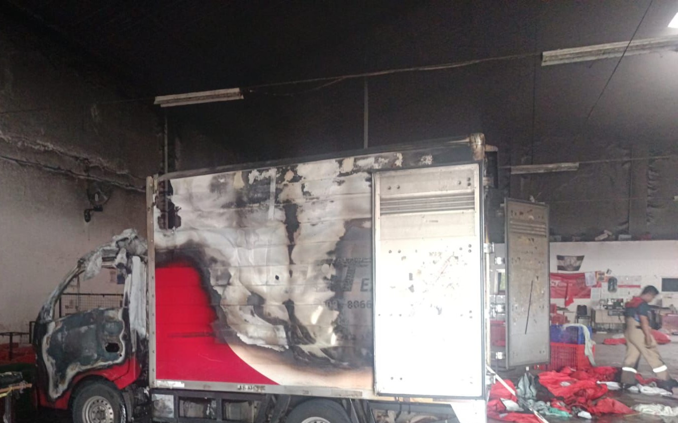 Mobil jasa ekspedisi yang terbakar di dalam gudang di Jalan Solo&ndash;Semarang, Desa Kuwiran, Kecamatan Banyudono, Boyolali, Kamis (11/12/2025).