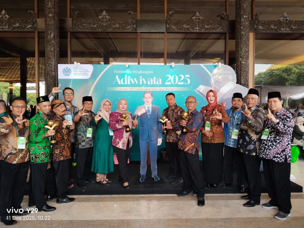 Kepala DLH Sukoharjo Agus Suprapto (enam dari kanan) bersama perwakilan 10 sekolah yang meraih Adiwiyata Mandiri dan Adiwiyata Nasional di Gedung Sasono Utomo, TMII Jakarta, Kamis (11/12/2025).