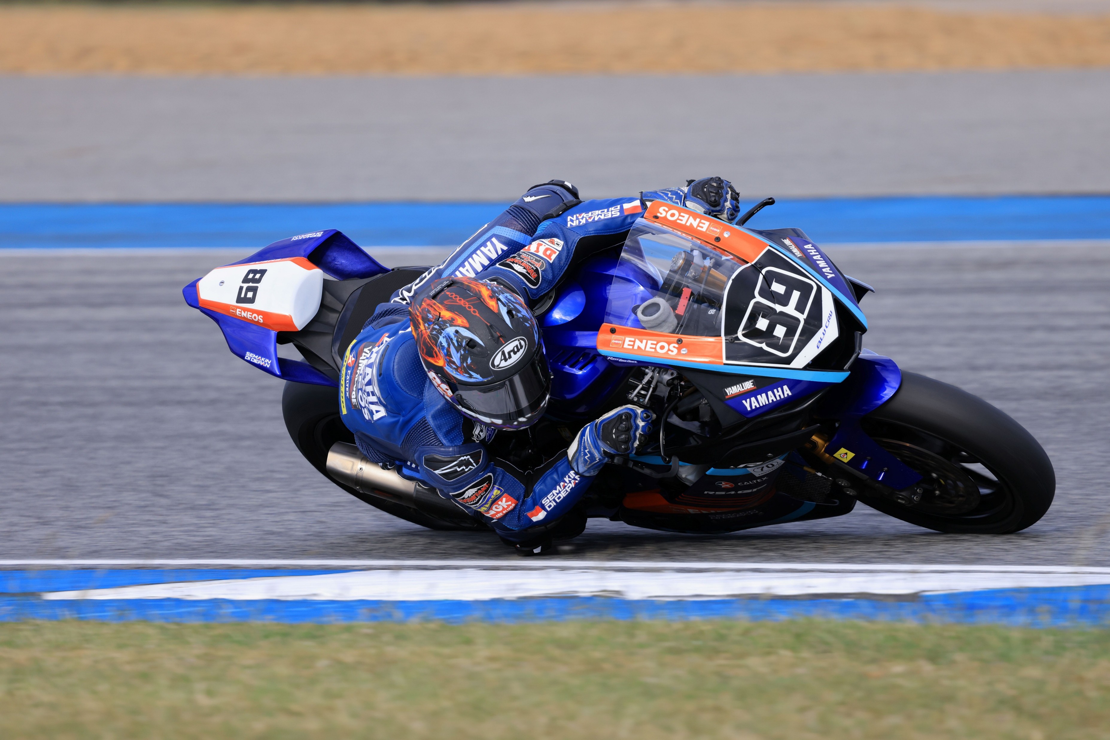 ADU CEPAT: Wahyu Nugroho&nbsp; saat bersaing di ajang ARRC 2025 di Chang International Circuit, Buriram Thailand (5-7/12).