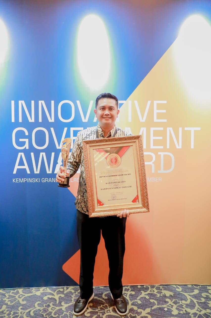 Bupati Klaten Hamenang Wajar Ismoyo saat menerima penghargaan dalam ajang Innovative Government Award (IGA) 2025 yang diselenggarakan oleh Kementerian Dalam Negeri. (Dok.Diskominfo Klaten)