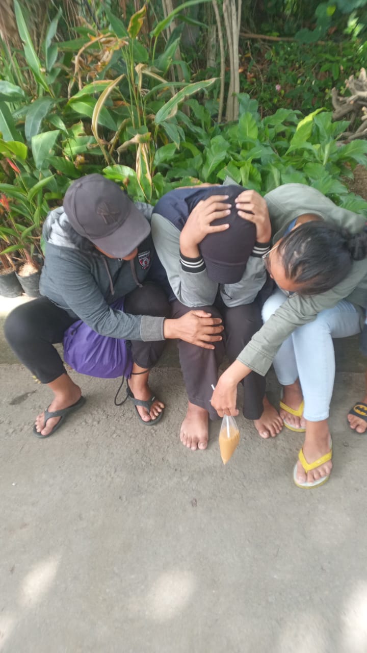 FB, saat berhasil ditenangkan relawan usai percobaan akhiri hidup di jembatan Jurug, Jumat (12/12/2025). (Rudi Hartono/Radar Solo)