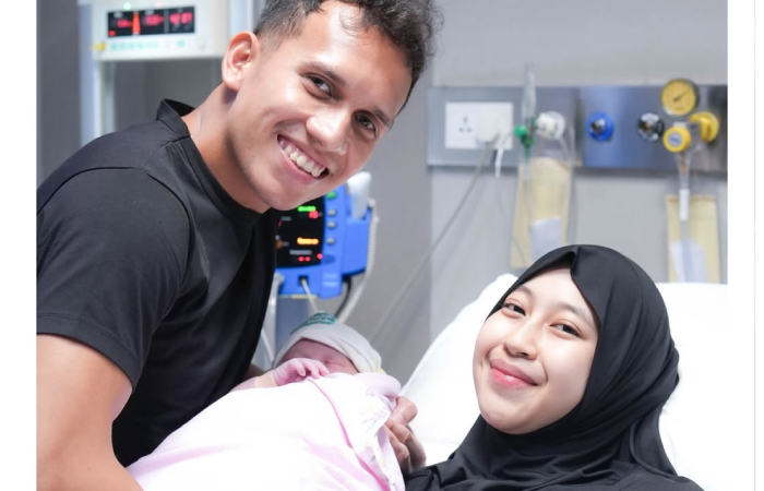 Egy Maulana Vikri dan Adiba Khanza bersama putri mereka yang baru lahir.