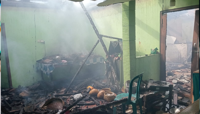 Kondisi salah satu rumah usai kejadian kebakaran di Tirtomoyo, Wonogiri, Jumat (12/12/2025).