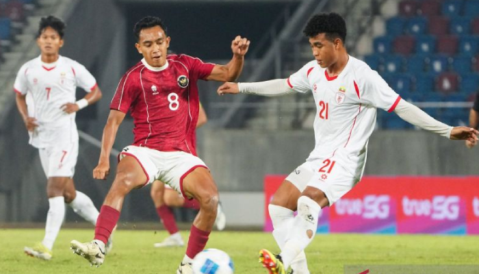 Pemain Timnas U-22 Indonesia Muhammad Rayhan Hannan (kiri) berebut bola dengan pemain Myanmar Oakkar Naing (kanan) pada laga SEA Games 2025, Jumat (12/12/2025).