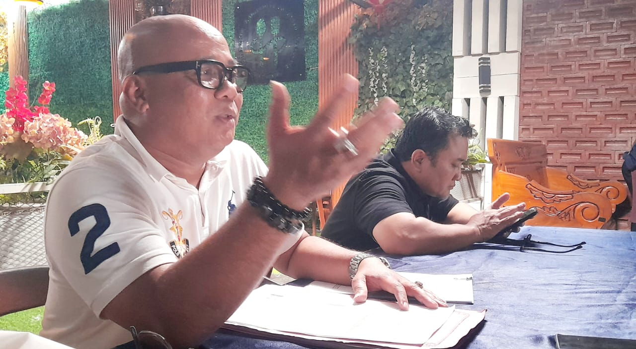 Zainal Arifin, kuasa hukum pengusaha tambang Darmanto beberkan kasus penipuan yang dialami kliennya. (Rudi Hartono/Radar Solo)