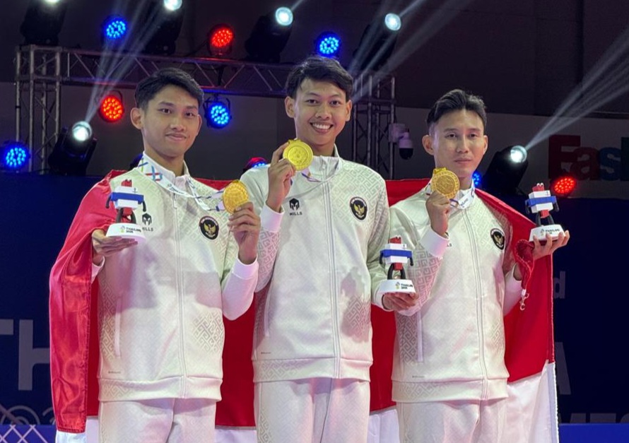 Muhammad Alfi Kusuma, Muhammad Rizal, dan taekwondoin asal Kota Solo Muhammad Hafizh Fachrur Rhozi (kiri) sumbang emas di ajang SEA Games 2025.