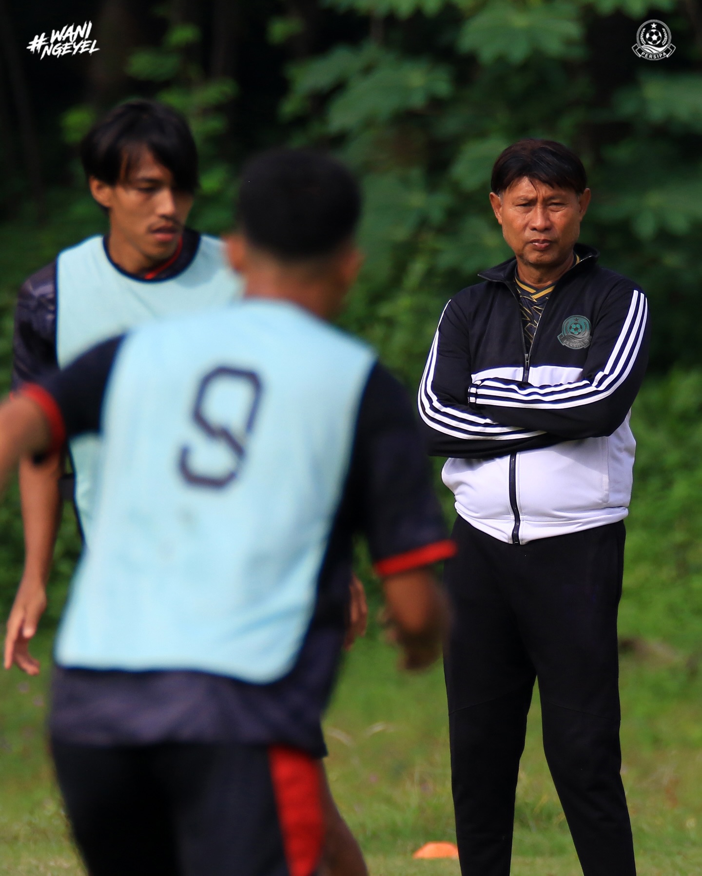 MEMANTAU: Karteker Persipa Pati Eduard Tjong saat memantau proses latihan tim racikannya.  &nbsp;
