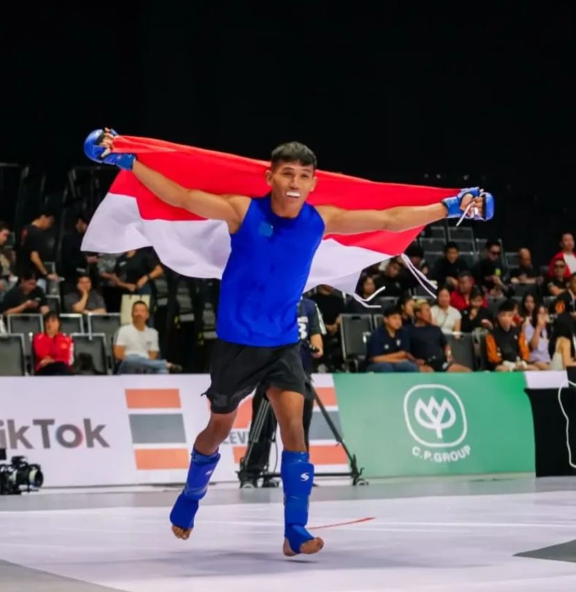 &lrm;Petarung MMA asal Solo Alfiandi melakukan selebrasi di SEA Games Thailand 2025
