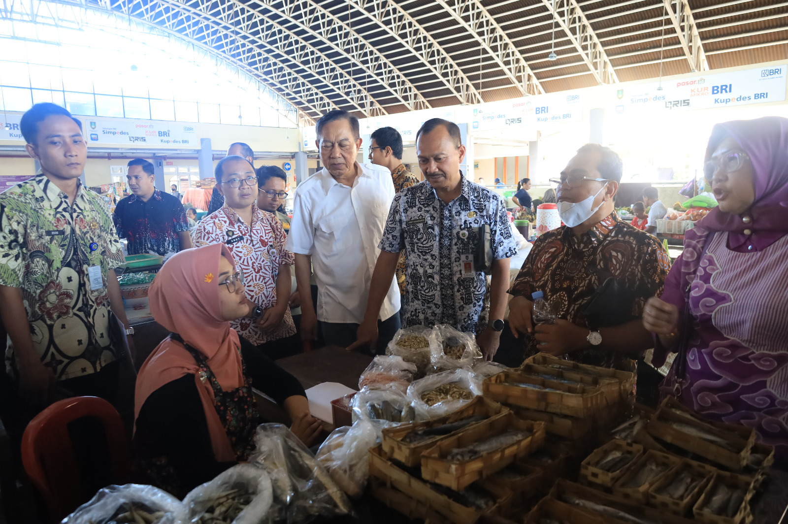Didampingi Dinas Perdagangan Kota Solo, anggota pansus reperda KDRD DPRD  Solo menyusuri los dan kios di salah satu pasar tradisional, kemarin (13/12/2025)