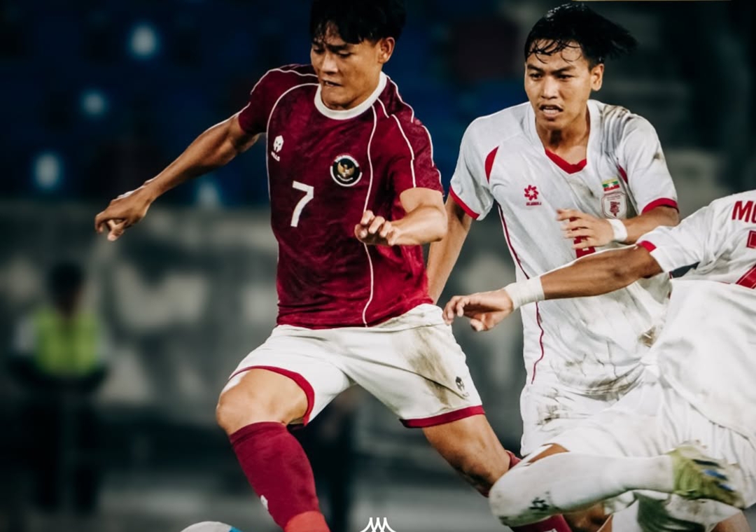 Gelandang Timnas Indonesia Zanadin Faris dikawal pemain Myanmar di SEA Games 2025.