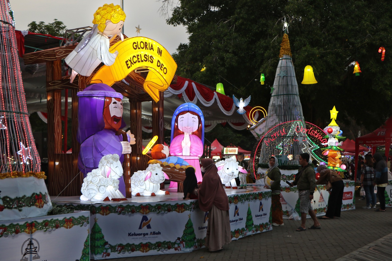 BERFOTO RIA: Beberapa warga Kota Solo terlihat asyik mengunjungi lampion natal di depan Balai Kota Solo, Sabtu  malam (13/12).