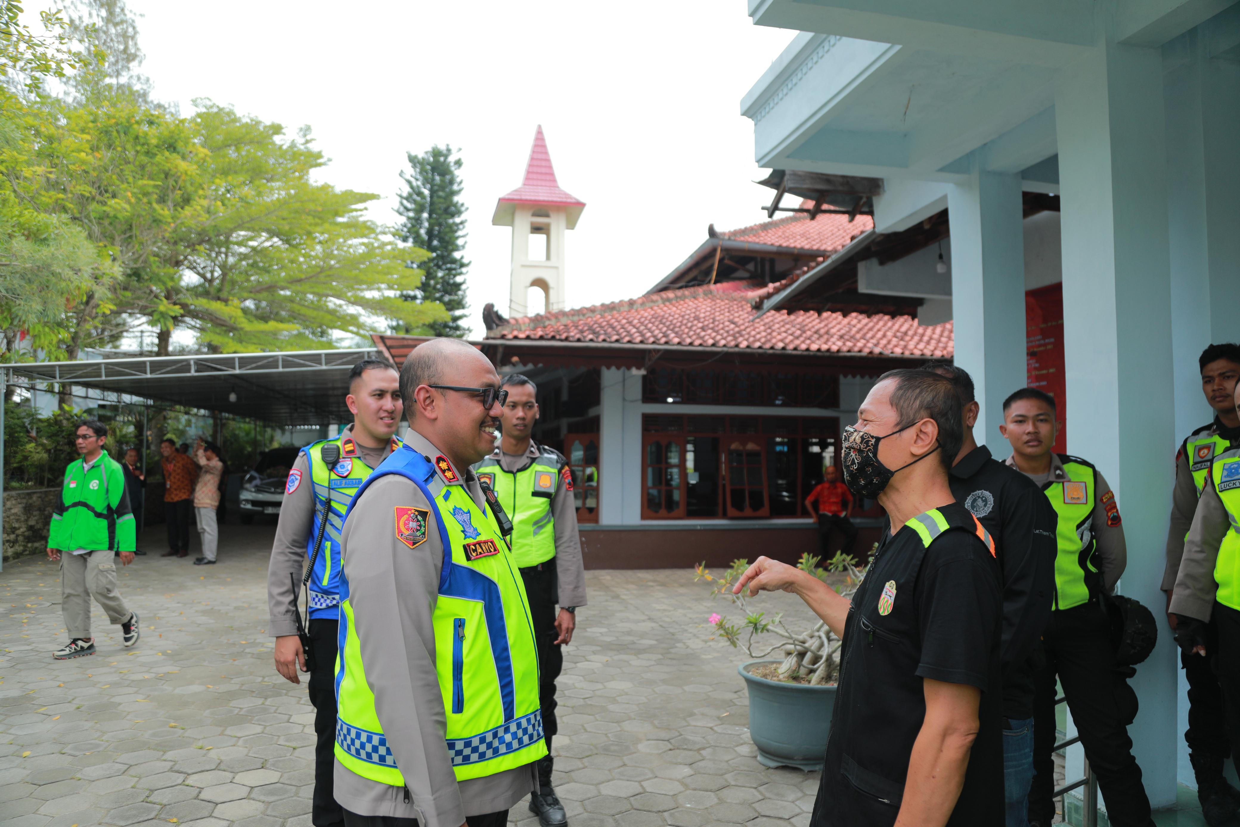 Kapolres Klaten AKBP Nur Cahyo Ari Prasetyo memimpin patrol ke sejumlah gereja di Kecamatan Cawas. (Polres Klaten For Radar Solo)