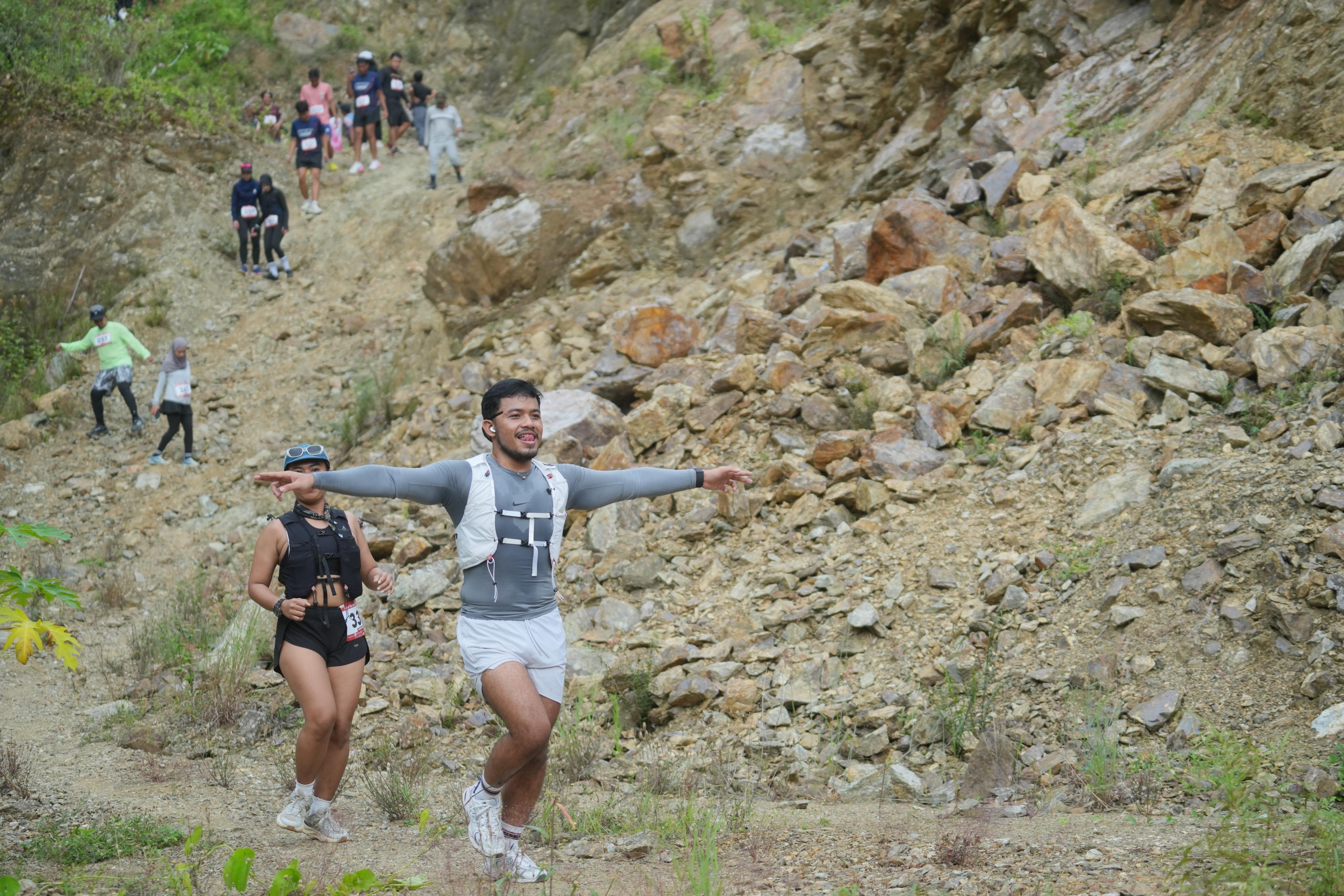Peserta event lari Run To Geopark di kawasan wisata Bukit Cinta Watu Prahu, Kecamatan Bayat, Minggu (14/12/2025). (Angga Purenda/Radar Solo)