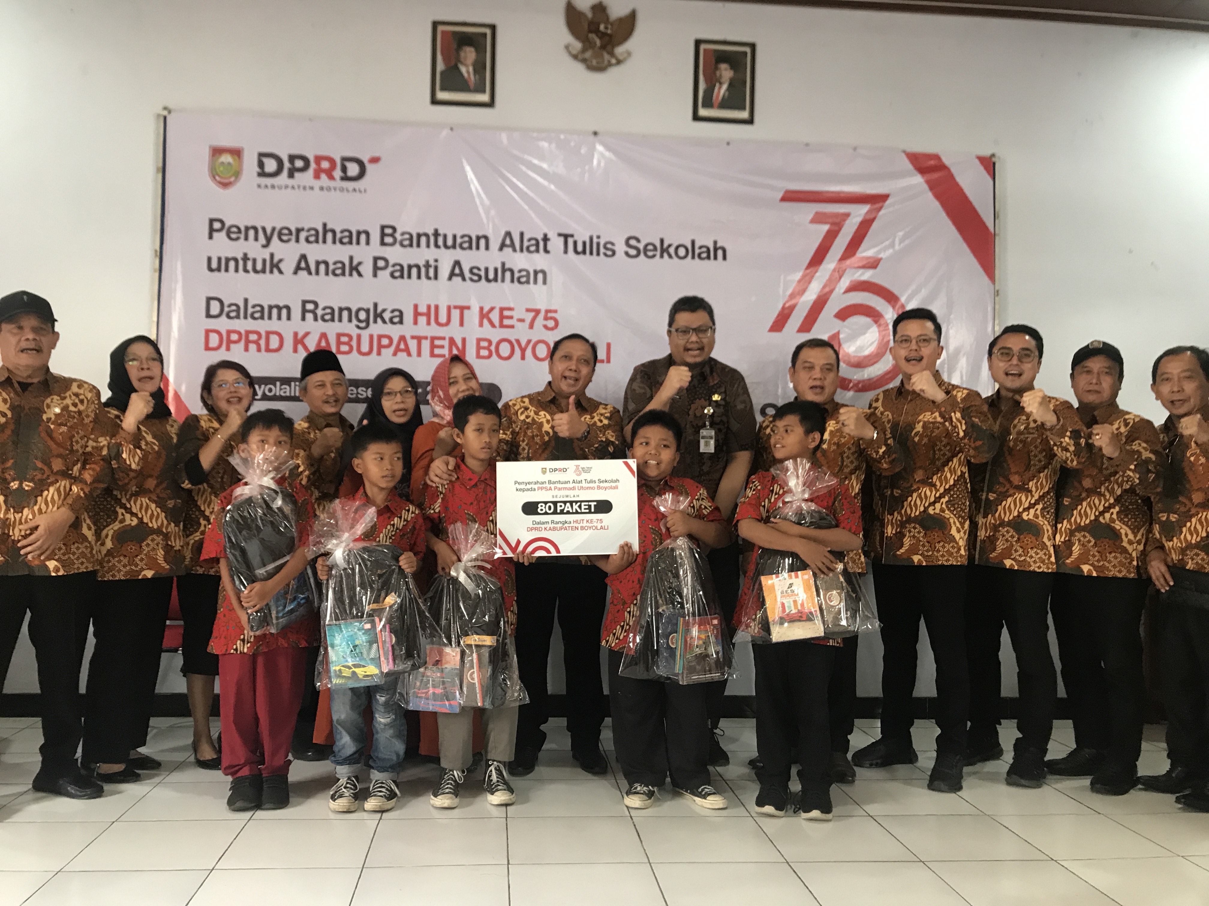 Ketua DPRD Boyolali Susetya Kusuma Dwi Hartanta bersama jajarannya di sela penyerahan bantuan alat tulis sekolah kepada anak-anak di panti asuhan.