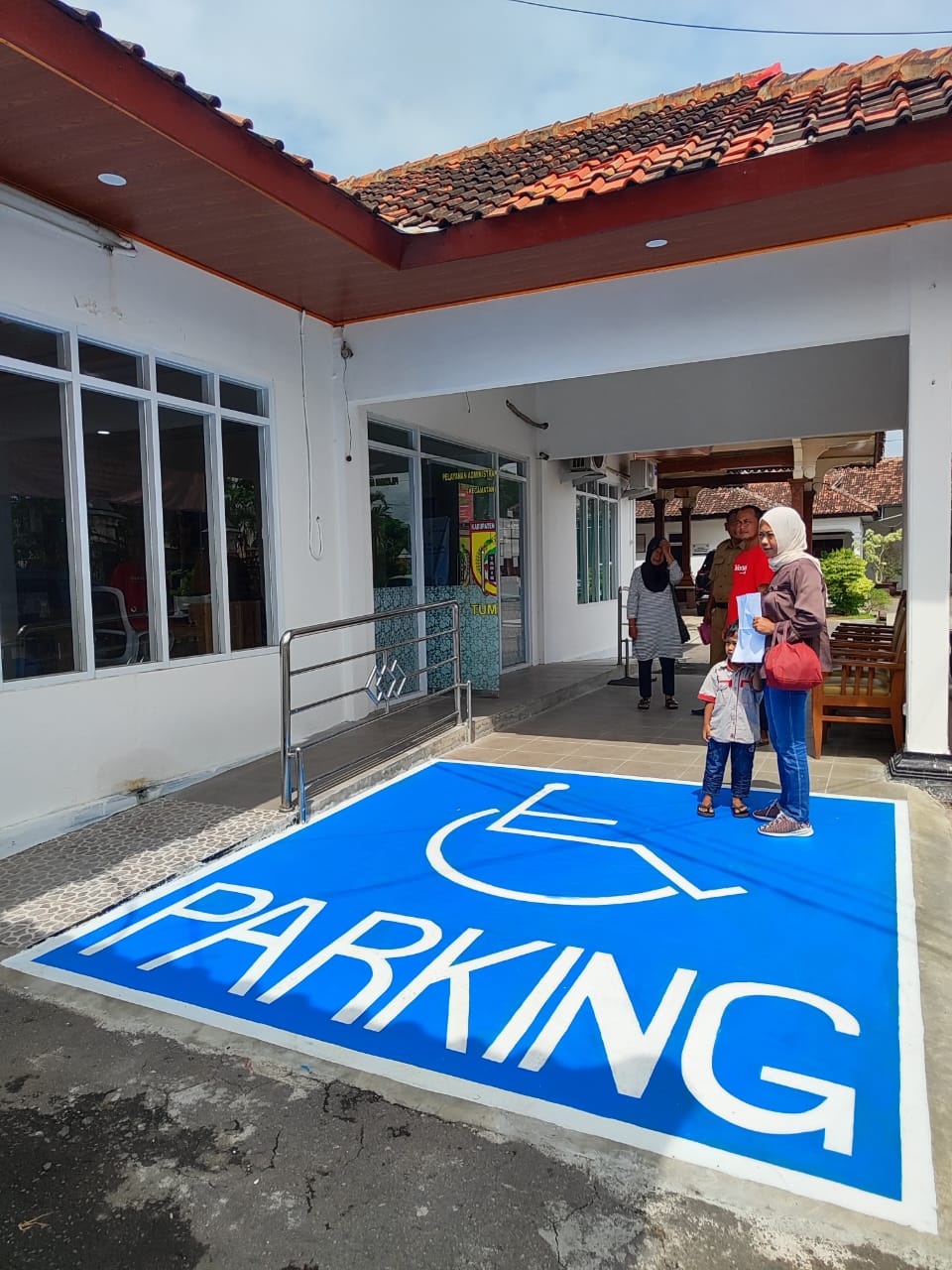 Ilustrasi lokasi parkir khusus disabilitas di kantor Kecamatan Polokarto.
