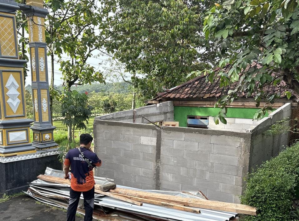Rumah Larti, warga Dusun Diren, RT 02/RW 03, Desa Tamansari, Kecamatan Kerjo, Karanganyar terdampak angin kencang, Rabu (14/12/2025).