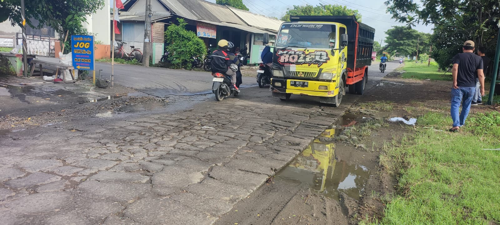 Kondisi Jalan Sambirejo-Brumbung di Kecamatan Plupuh, Sragen yang rusak bergelombang. (Ahmad Khairudin/Radar Solo)