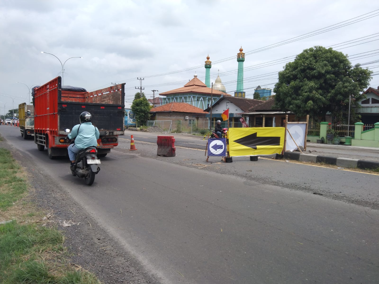 Perbaikan jalan nasional Solo-Sragen di wilayah Masaran, Sragen. (Ahmad Khairudin/Radar Solo)