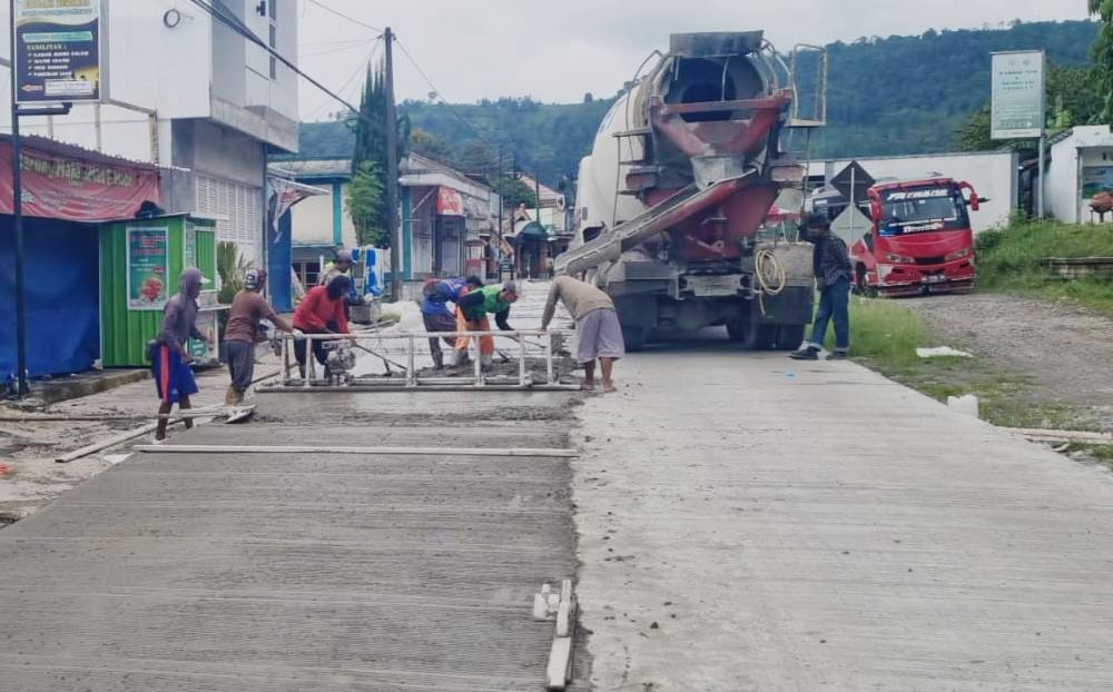 Perbaikan jalan Karangpandan-Ngargoyoso, Karanganyar. (Rudi Hartono/Radar Solo)