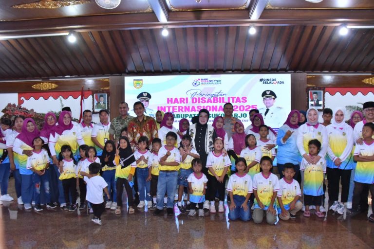 Bupati Sukoharjo&nbsp;Etik Suryani Serahkan Alat Bantu Disabilitas pada Peringatan Hari Disabilitas Internasional 2025