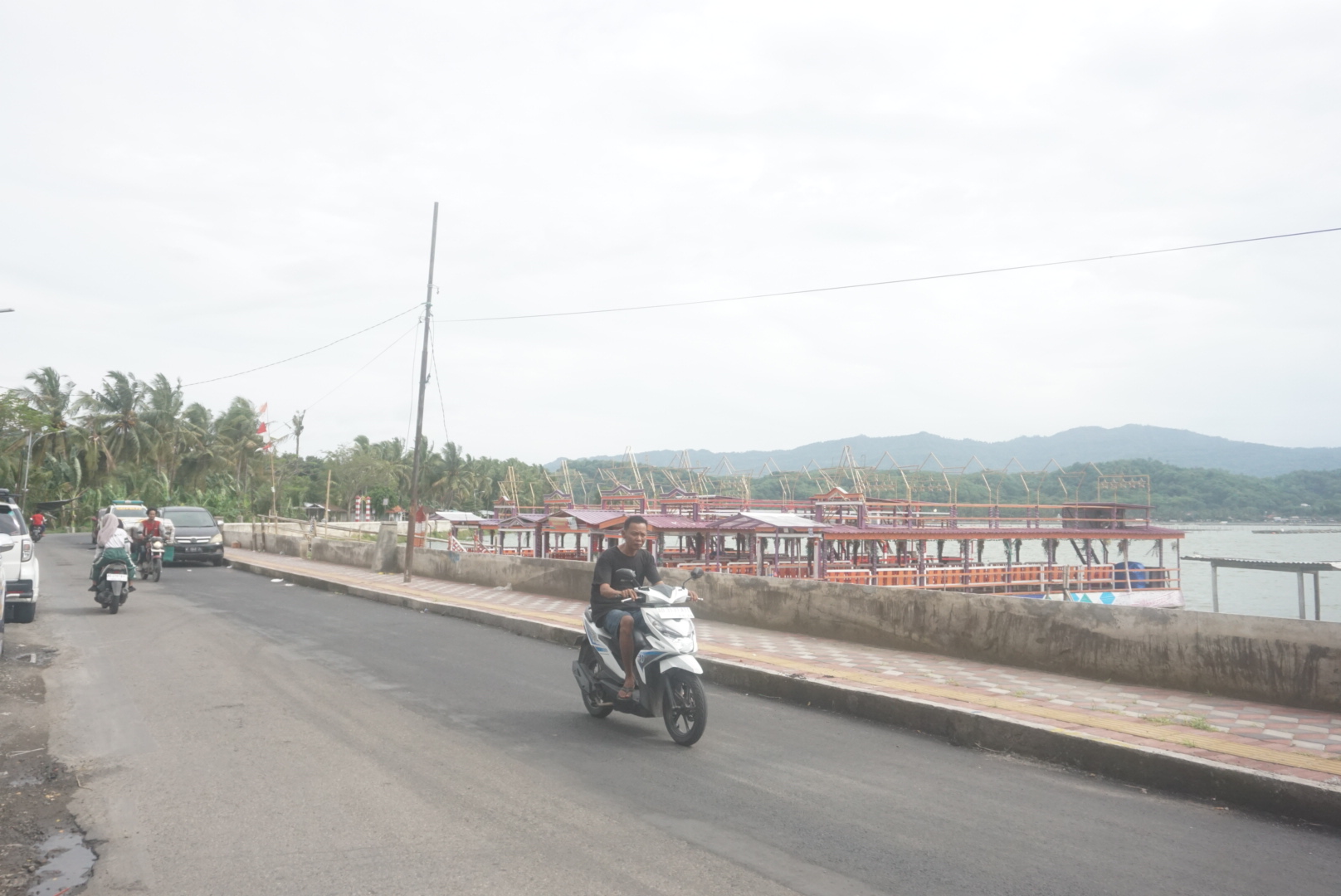 Ruas Jalan yang diperlebar di Kawasan Wisata Rowo Jombor, Desa Krakitan, Kecamatan Bayat, Klaten. (Angga Purenda/Radar Solo)