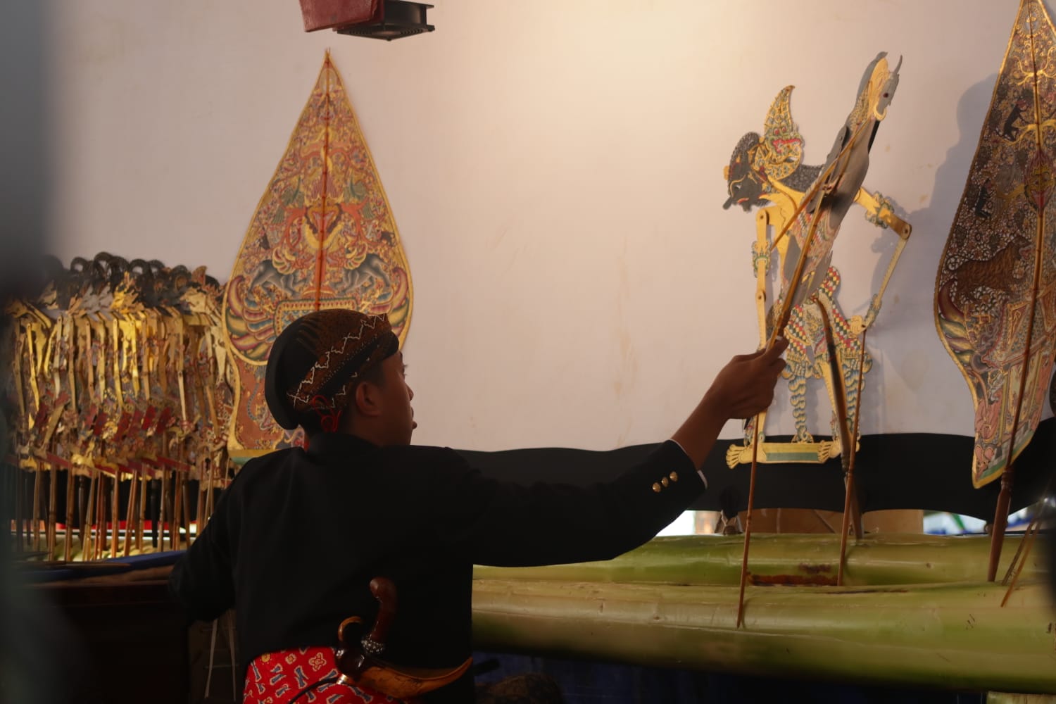 Yusuf Ratda Mulya tampil mendalang dalam sebuah acara pagelaran wayang. (Alfida Nurcholisah/Radar Solo)