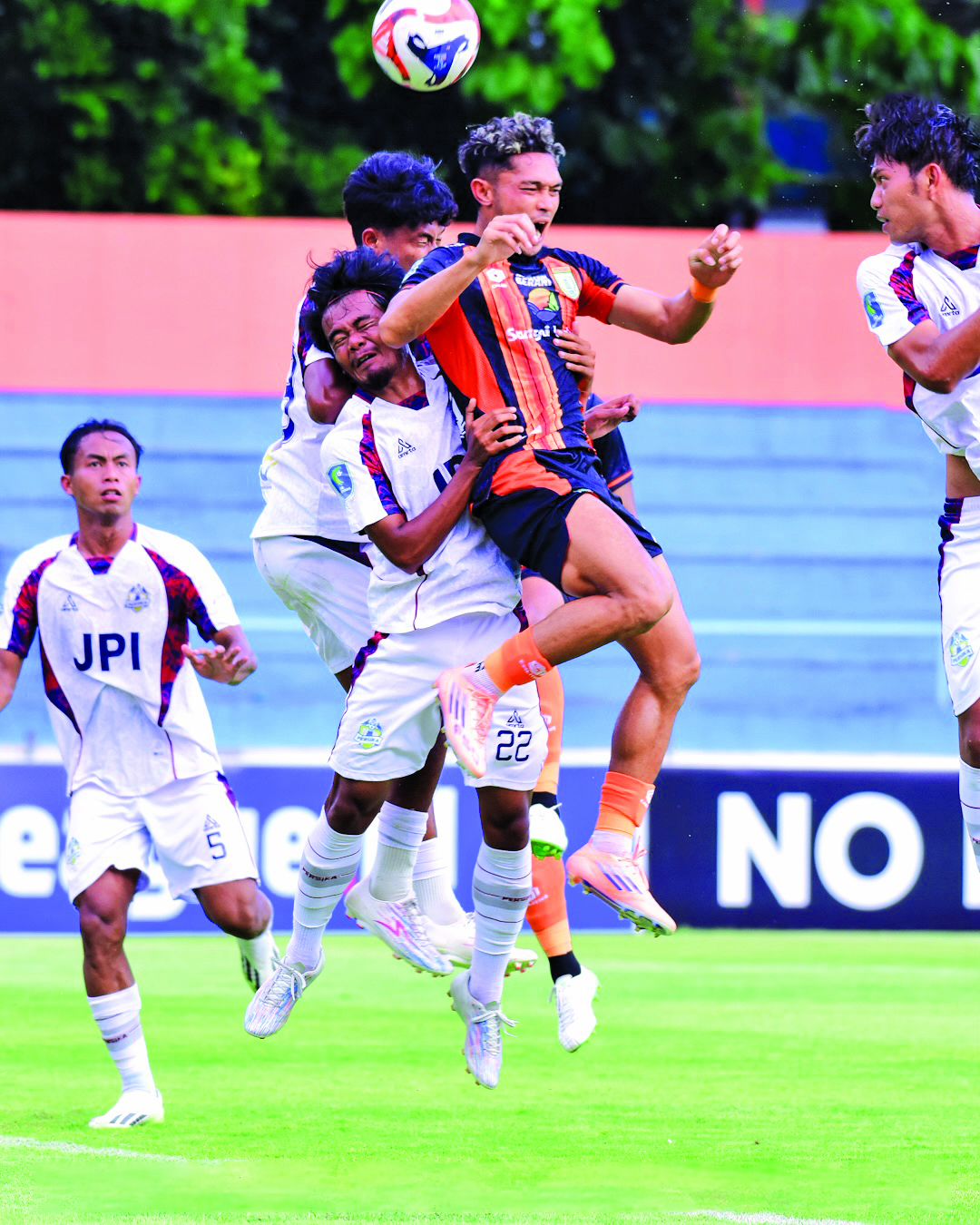 DUEL UDARA: Striker Persibo Bojonegoro Azka Fauzi saat melawan Persika Karanganyar di Stadion UNS, belum lama ini.