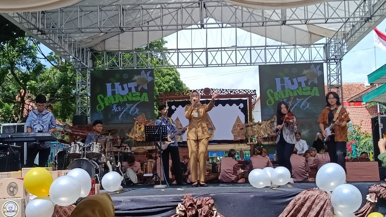 WAKIL WALI KOTA SURAKARTA ASTRID WIDAYANI MENYUMBANGKAN SUARA MERDUNYA  &nbsp;