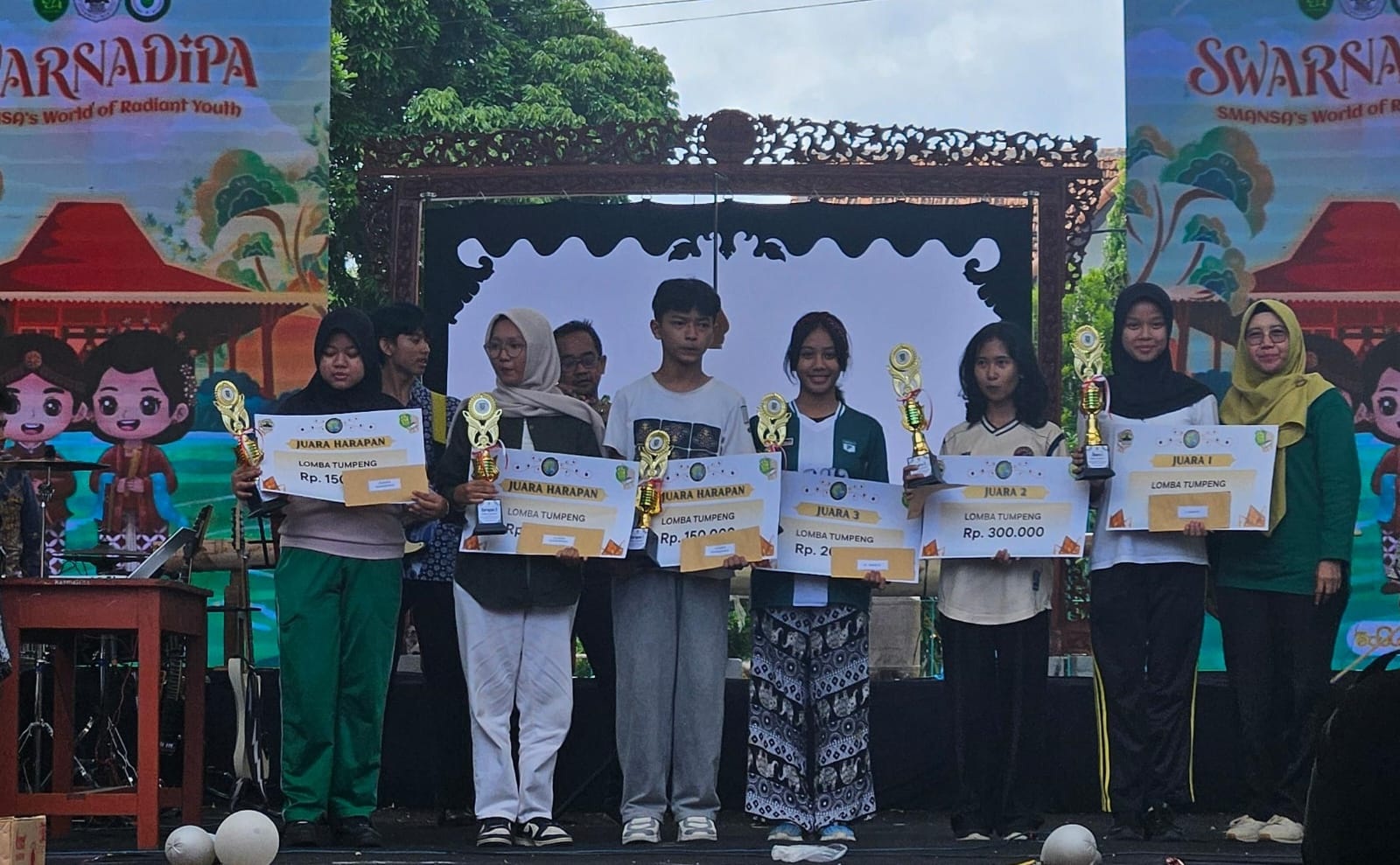 PEMBERIAN HADIAH DOORPRIZE LOMBA