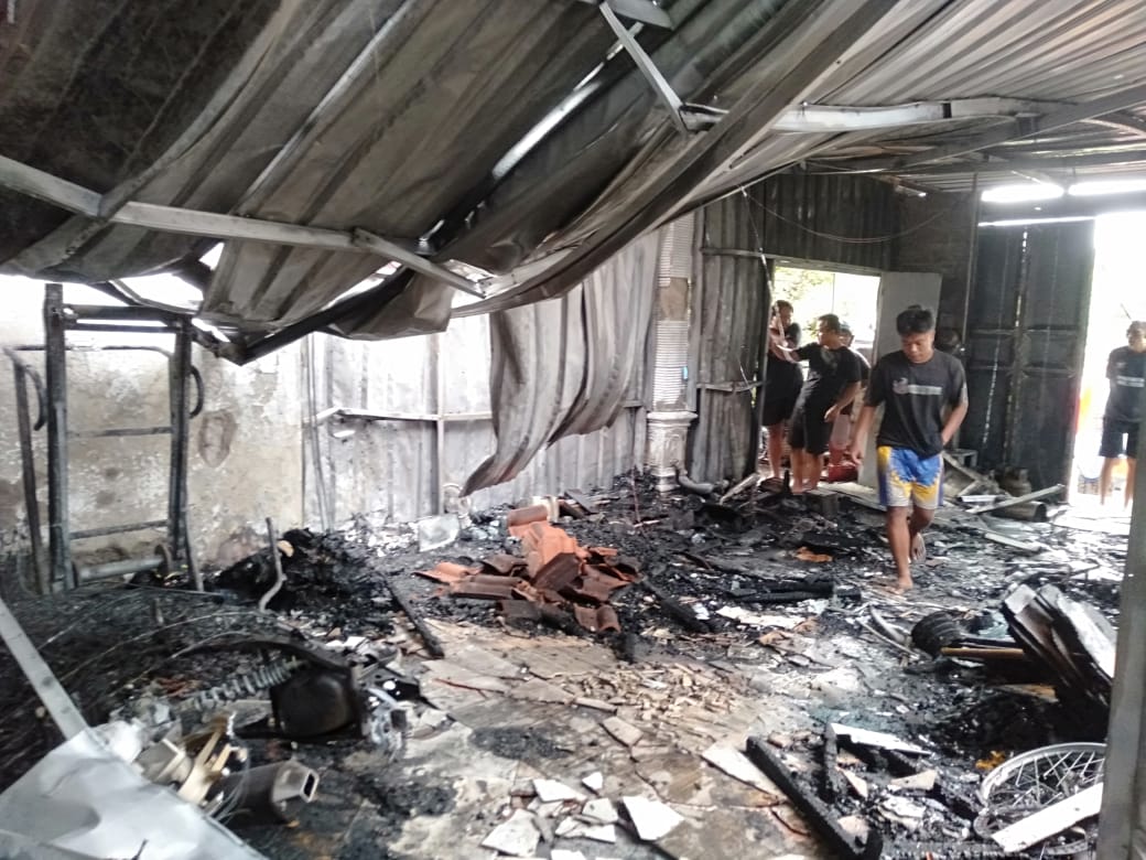 Kebakaran menimpa gudang furniture dan rumah di Desa Purwosari, Kecamatan Wonogori Kota, Senin (15/12/2025).