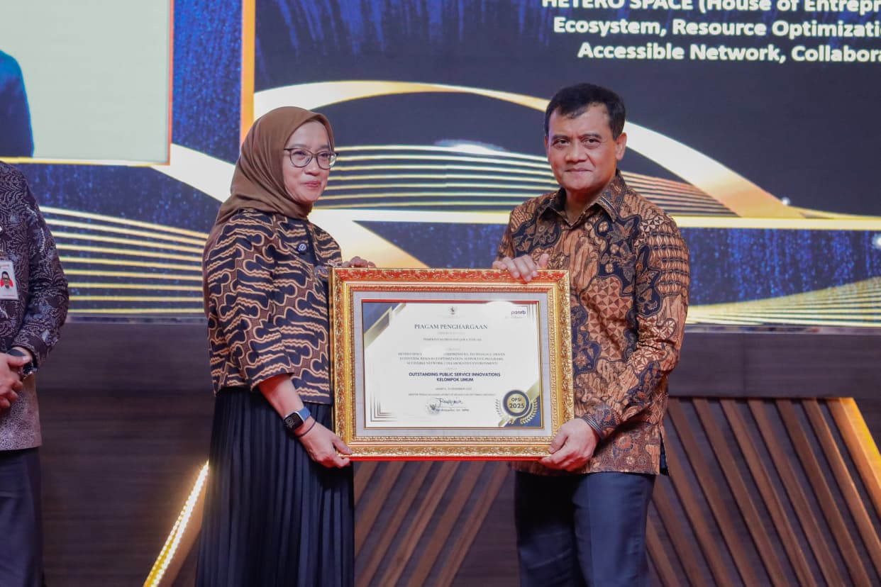 Gubernur Jateng Ahmad Luthfi terima penghargaan Outstanding Public Service Innovations pada Kompetisi Inovasi Pelayanan Publik (KIPP) 2025 di Kemenpan RB, Senin (15/12/2025).