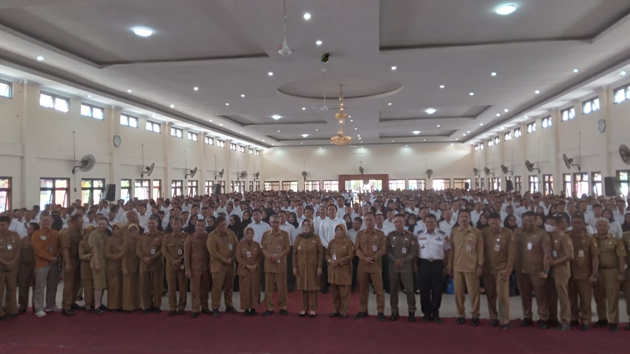 Penyerahan surat keputusan (SK) PPPK Paruh Waktu di Gedung PGRI Sukoharjo, Senin (15/12).