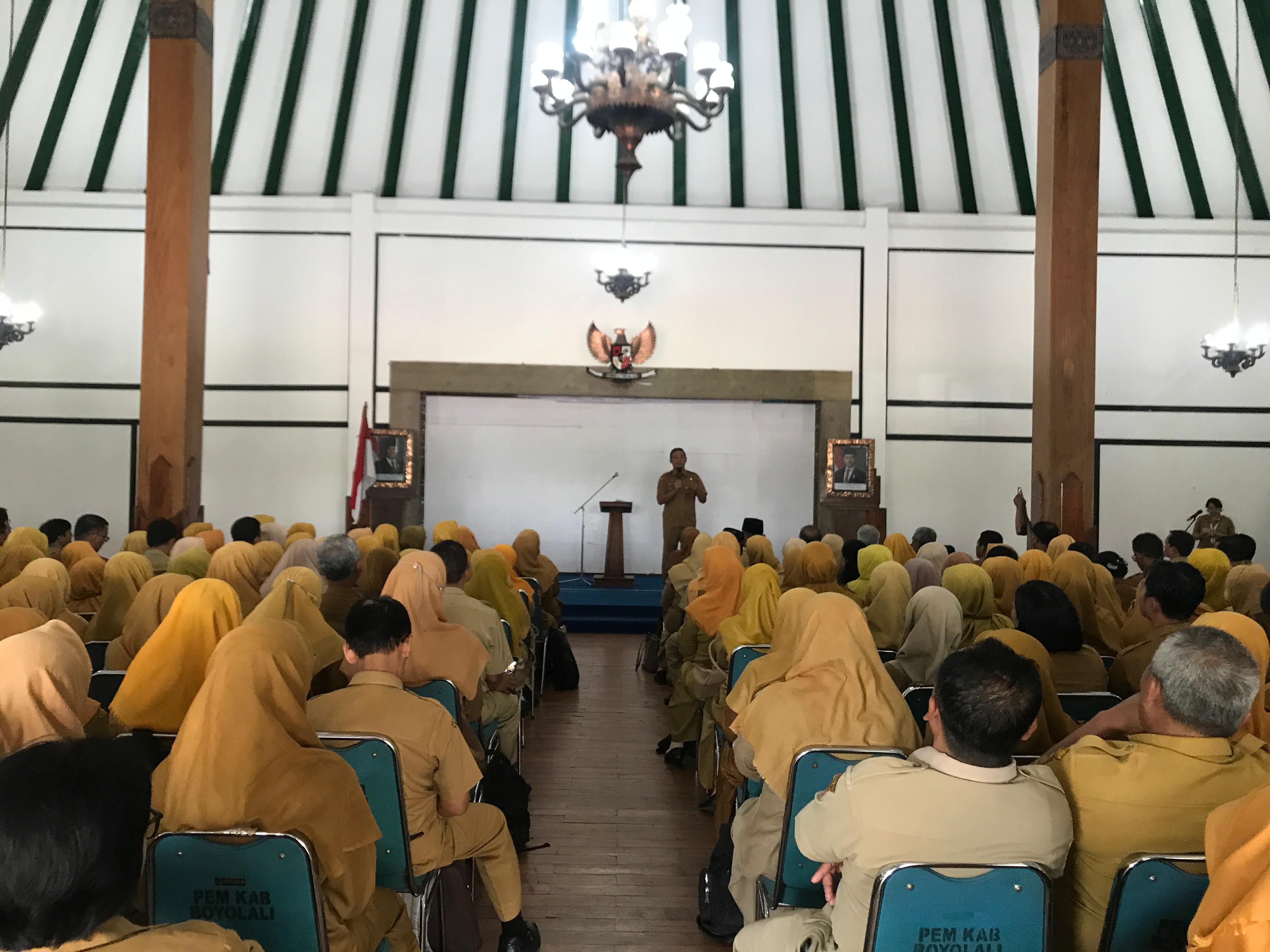 Bupati Boyolali Agus Irawan beri pengarahan kepada para tenaga pendidik dalam penyerahan SK Mutasi di Pendapi Gede, Senin (15/12/2025).