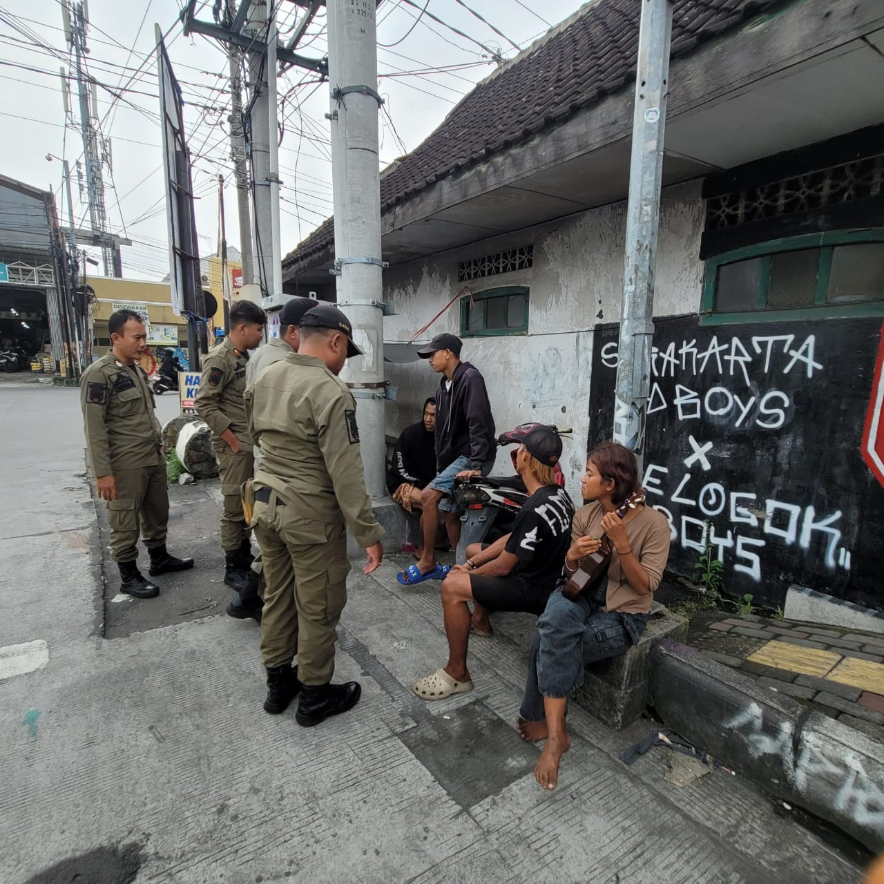 Satpol PP Sukiharjo tertibkan anak jalanan di simpang tiga Tugu Lilin, Makamhaji, Kartasura, belum lama ini.