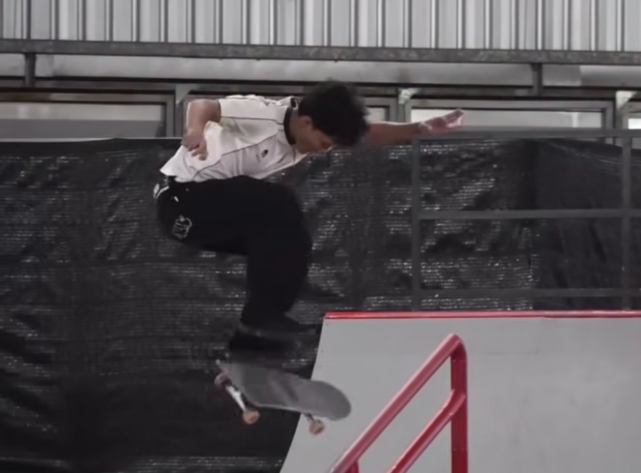 Atlet skateboarding Indonesia Basral Graito Hutomo saat bertarung di nomor skateboard street SEA Games 2025 diExtreem Sport Park Rajamangala, Bangkok, Minggu (14/12/2025).