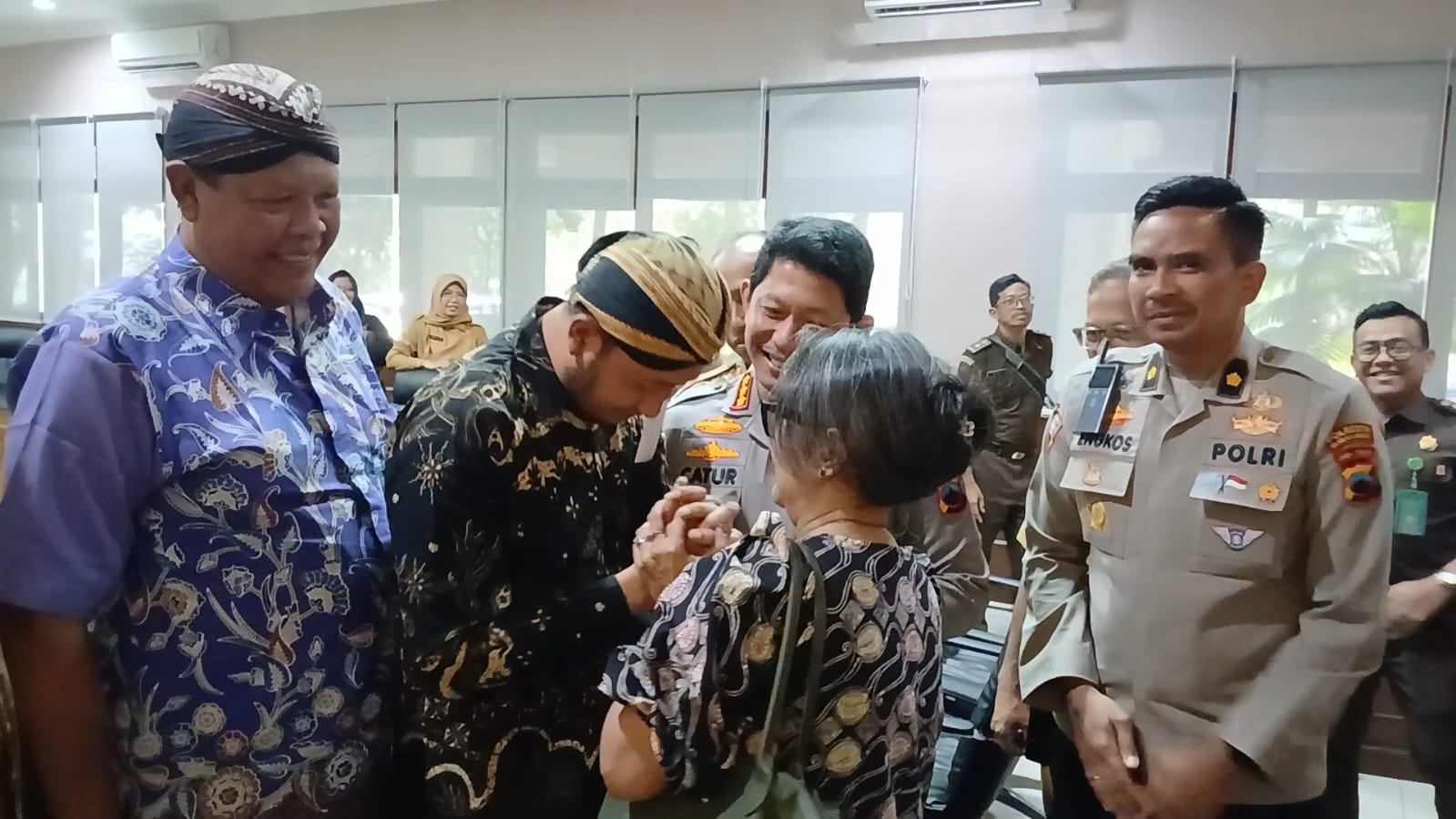 KGPH Mangkubumi bersalaman dengan GKR Timoer Rumbay di Balai Kota Solo, Senin (15/12). (Silvester Kurniawan/Radar Solo)