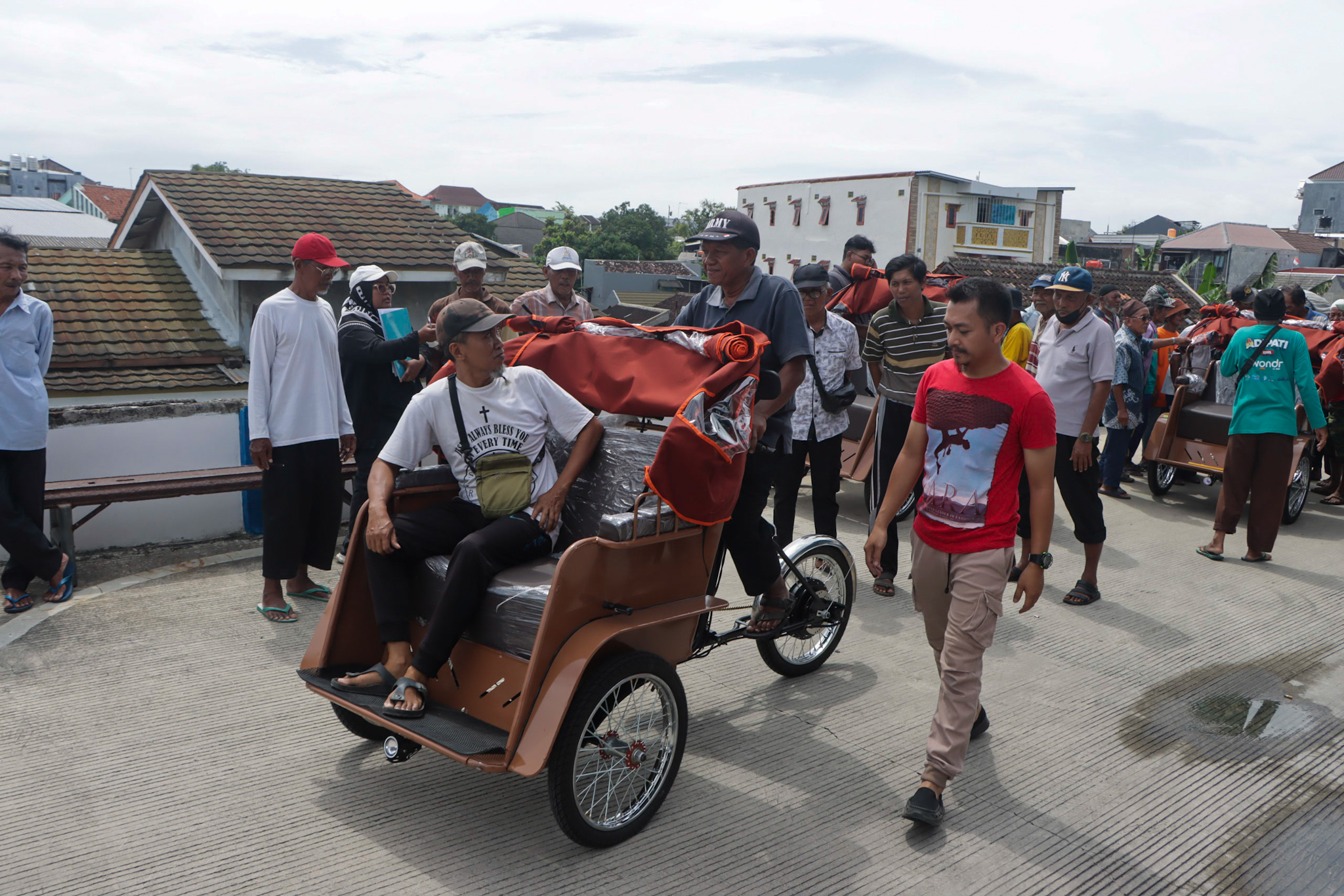 Becak listrik diprioritaskan bagi pengemudi lansia tiba di Kota Solo. (M Ihsan/Radar Solo)