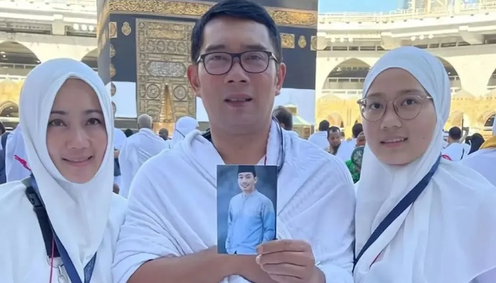 Kebersamaan Camillia Laetitia Azzahra bersama orang tuanya, Ridwan Kamil dan Atalia saat di Tanah Suci.
